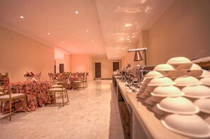 Desayuno buffet todos los días (con cargo) 