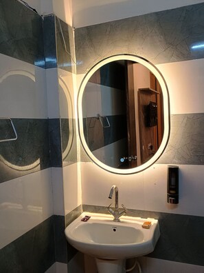 Habitación doble ejecutiva | Baño | Regadera, regadera tipo lluvia, amenidades de baño gratuitas 