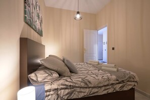 2 chambres, fer et planche à repasser