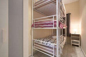 2 chambres, fer et planche à repasser
