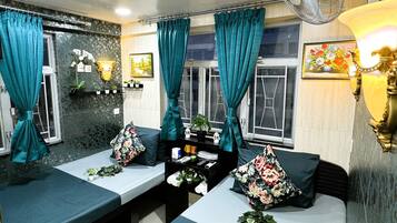 Habitación cuádruple estándar | Caja de seguridad en la habitación, escritorio y wifi gratis