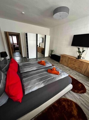 2 bedrooms, iron/ironing board, free WiFi, bed sheets