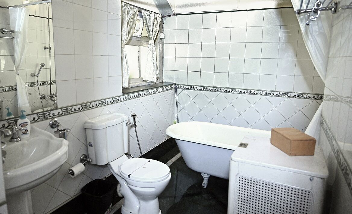 A bathroom with a toilet, sink, and bathtub.