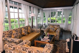 32 インチのLED テレビ (プレミアムチャンネル視聴可)、暖炉