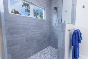Shower, hair dryer, towels - Aloha! Paradise On Keowee with Hot Tub & Dock (Seneca)