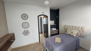 Decoración personalizada, escritorio y espacio para trabajar con laptop 
