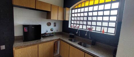 Economy Studio | Private kitchen | Mini-fridge, microwave, cookware/dishes/utensils