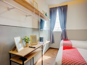 Deluxe-Zweibettzimmer | Schreibtisch, laptopgeeigneter Arbeitsplatz, kostenloses WLAN