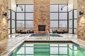 Een binnenzwembad, een verwarmd zwembad