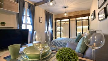 1 habitación y tabla de planchar con plancha