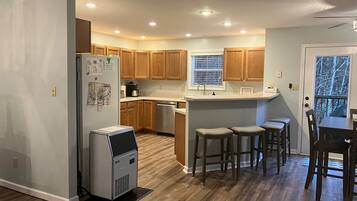 Een koelkast, een microgolfoven, een oven, een kookplaat