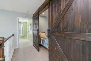 Interior - Kozy Kove Lakefront, tram,private cove near jumping bridge, fits 4+ families (LaFollette)