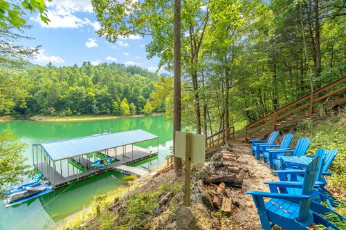 Kozy Kove Lakefront, tram,private cove near jumping bridge, fits 4+ families