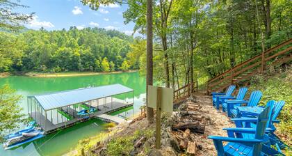 Kozy Kove Lakefront, tram,private cove near jumping bridge, fits 4+ families