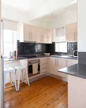 Kjøleskap, mikrobølgeovn, ovn og kokeplater