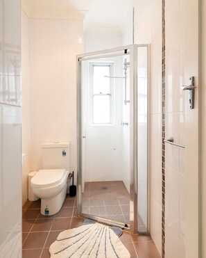 Dusj, hårføner, håndklær og såpe