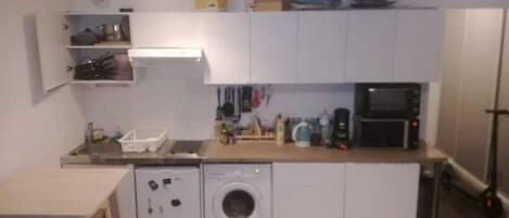 Kühlschrank, Mikrowelle, Ofen, Herdplatte