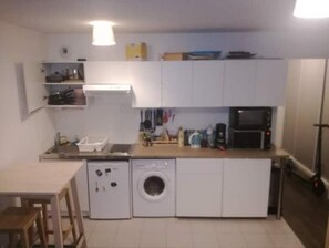 Een koelkast, een magnetron, een oven, een kookplaat