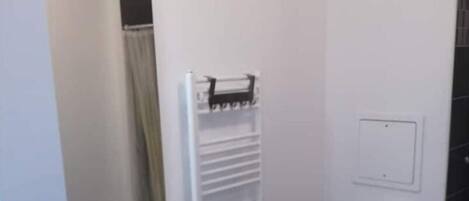 Regadera, toallas, jabón, papel de baño