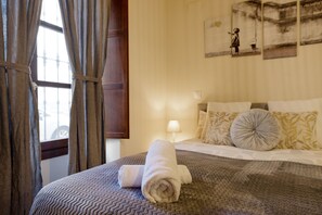 1 chambre, fer et planche à repasser
