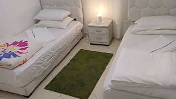 3 makuuhuonetta, silitysrauta/-lauta, vuodevaatteet