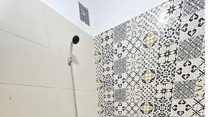 A bathroom with a shower, a sink, and a patterned tile wall. - Super et Nouvel Appart Proche de la Plage (Skhirat)