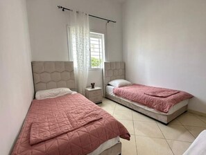 3 chambres, fer et planche à repasser, draps fournis