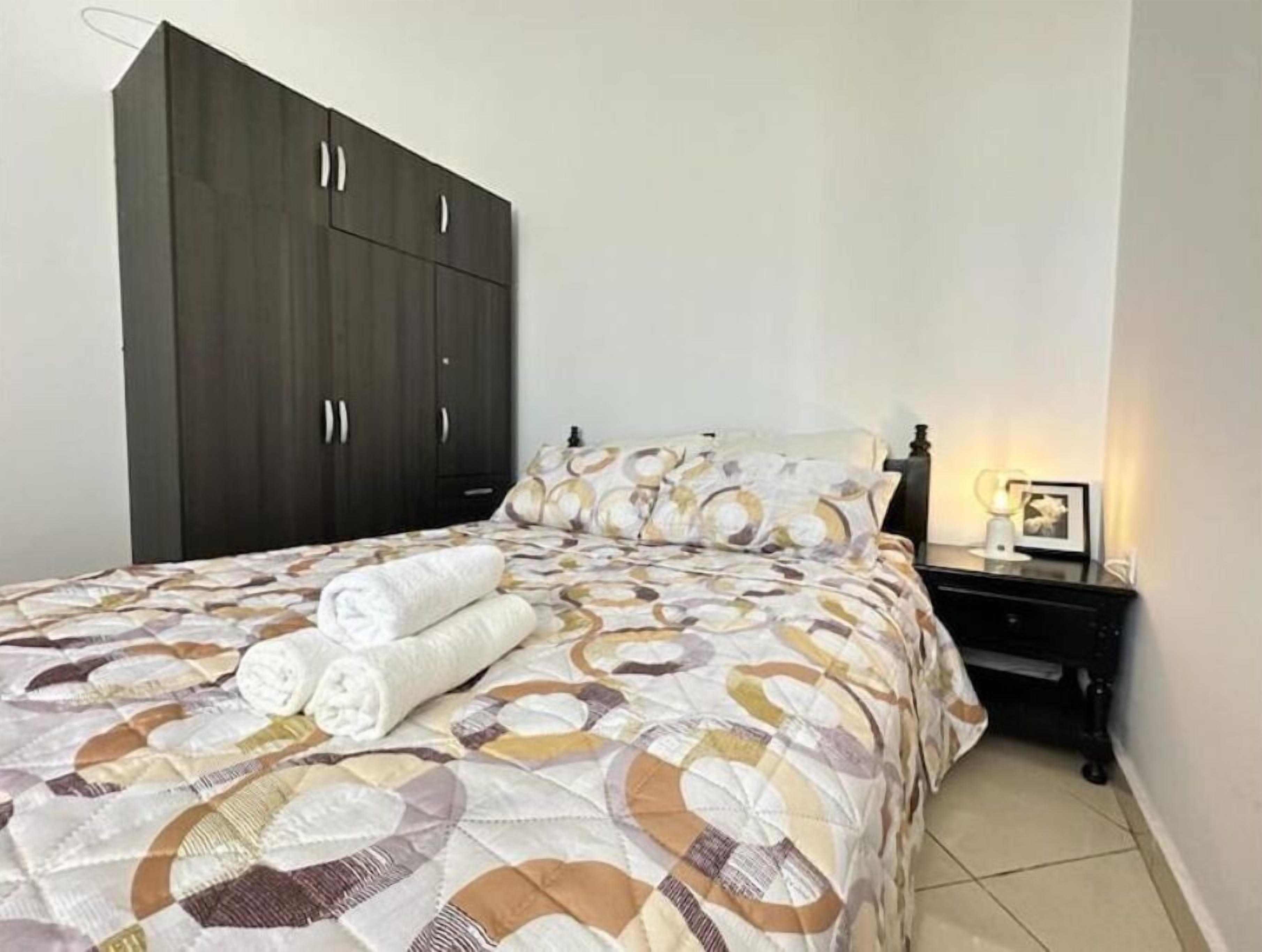 3 bedrooms, iron/ironing board, bed sheets