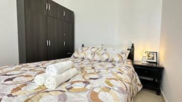 3 bedrooms, iron/ironing board, bed sheets