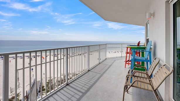 Un balcon avec vue sur la plage et l’océan.
