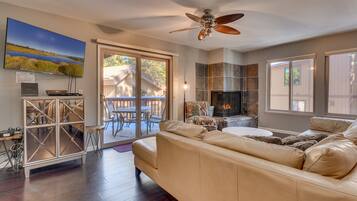Smart TV, fireplace