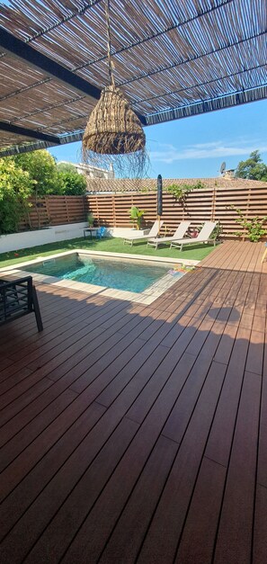 Outdoor pool, a heated pool - Maison Individuelle de Plain-pied Avec Piscine au Cœur de la Provence (Les Pennes-Mirabeau)