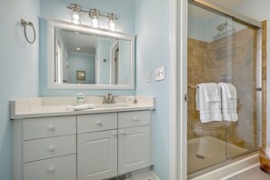 Badewanne, Haartrockner, Handtücher, Seife