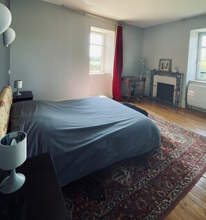 5 slaapkamers, een strijkplank/strijkijzer, reisbedje, gratis wifi