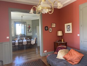 Televisie en een open haard