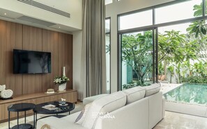 ALANNA 2 Bedroom Signature Pool Villa | 거실 공간 | 디지털 채널 시청이 가능한 50인치 스마트 TV, 장난감