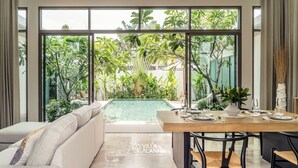 ALANNA 2 Bedroom Signature Pool Villa | Oppholdsområde | En 50-tommers smart-TV med digitale kanaler samt leker