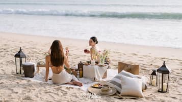Free beach shuttle, beach towels