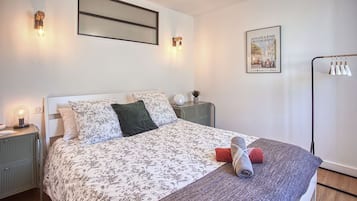 2 habitaciones, escritorio y tabla de planchar con plancha