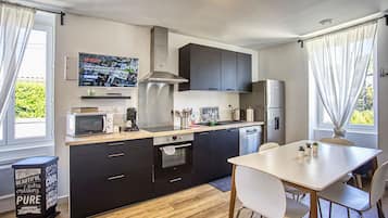 Een koelkast, een microgolfoven, een oven, een kookplaat