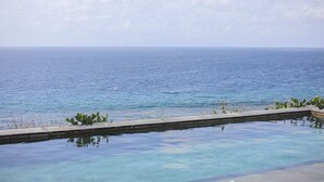Ein Pool im Unendlickkeits-Design mit Blick auf den Ozean.