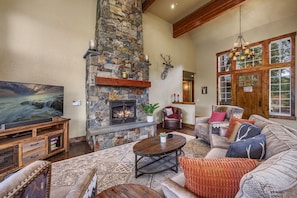 Smart TV, fireplace, video games, table football - Where Holidays Feel Effortless – Golf Views + Spa/GameRm & 1PM Check-In/Out (Cle Elum)