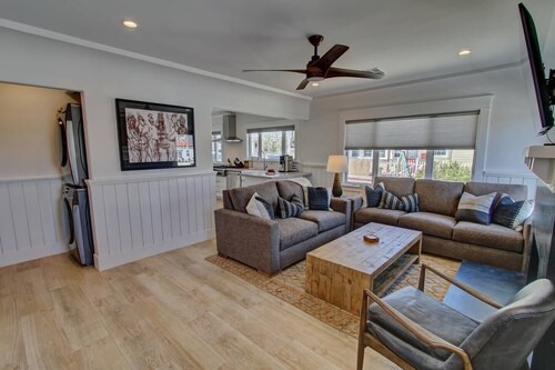Upscale Beach House — 3BD/3.5BA, Jacuzzi