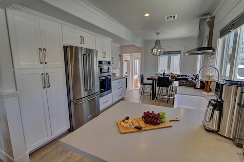 Great location upscale beach house3Bd/3.5BJacuzzi