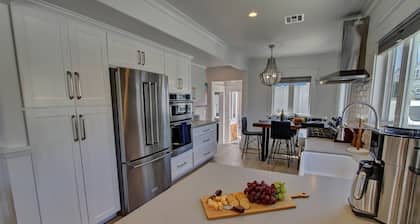 Great location upscale beach house3Bd/3.5BJacuzzi