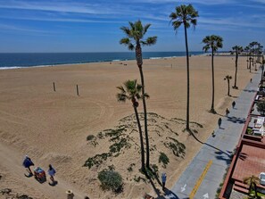 Beach nearby - Stunning 6BD/5BA Coastal Homes with Private Jacuzzi — Steps to the Boat Parade! (Newport Beach)