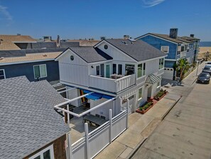 Exterior - Stunning 6BD/5BA Coastal Homes with Private Jacuzzi — Steps to the Boat Parade! (Newport Beach)