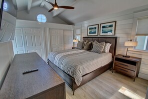 6 quartos, escrivaninha, ferros/tábuas de passar roupa, berço de viagem