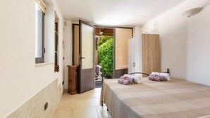 A bedroom with a bed, a wardrobe, and a window. - Villa Dosagiri Stanza Privata+piscina (Selva di Fasano)