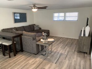 Smart TV - Updated spacious 3 Bedroom with private beach access, pool, fishing dock & more. (Sarasota)